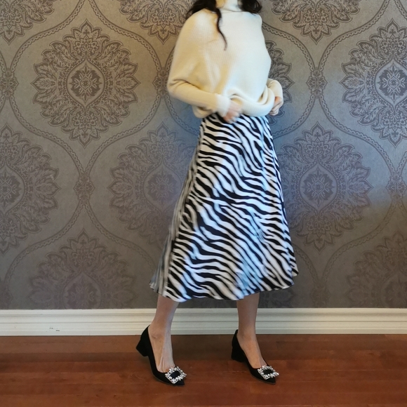 New Theory silk skirt - Picture 4 of 11